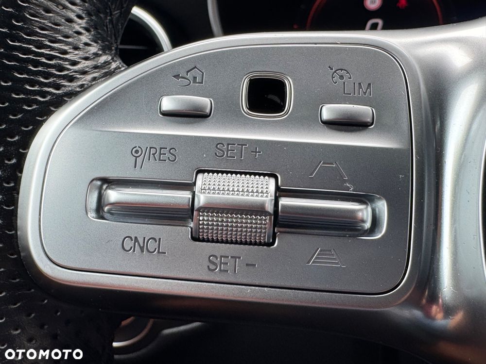 Mercedes-Benz GLC 300 4Matic 9G-TRONIC AMG Line Plus - 39