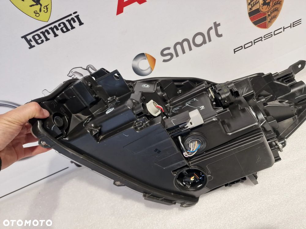 TOYOTA YARIS 3 III LIFT PRAWA LAMPA PRZEDNIA PRZÓD , SOCZEWKA , NR AUKCJI LPP91 - 15