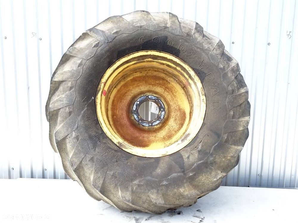 OPONA + FELGA  MASSEY FERGUSON 410 - 4