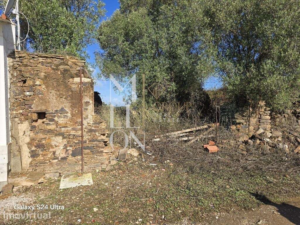 Casa em ruína com muito potencial inserida num terreno com 5920 m2 - Grande imagem: 2/9