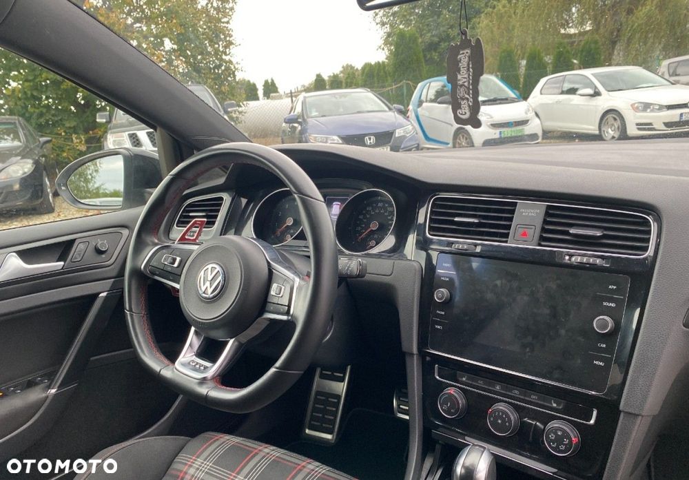 Volkswagen Golf - 10