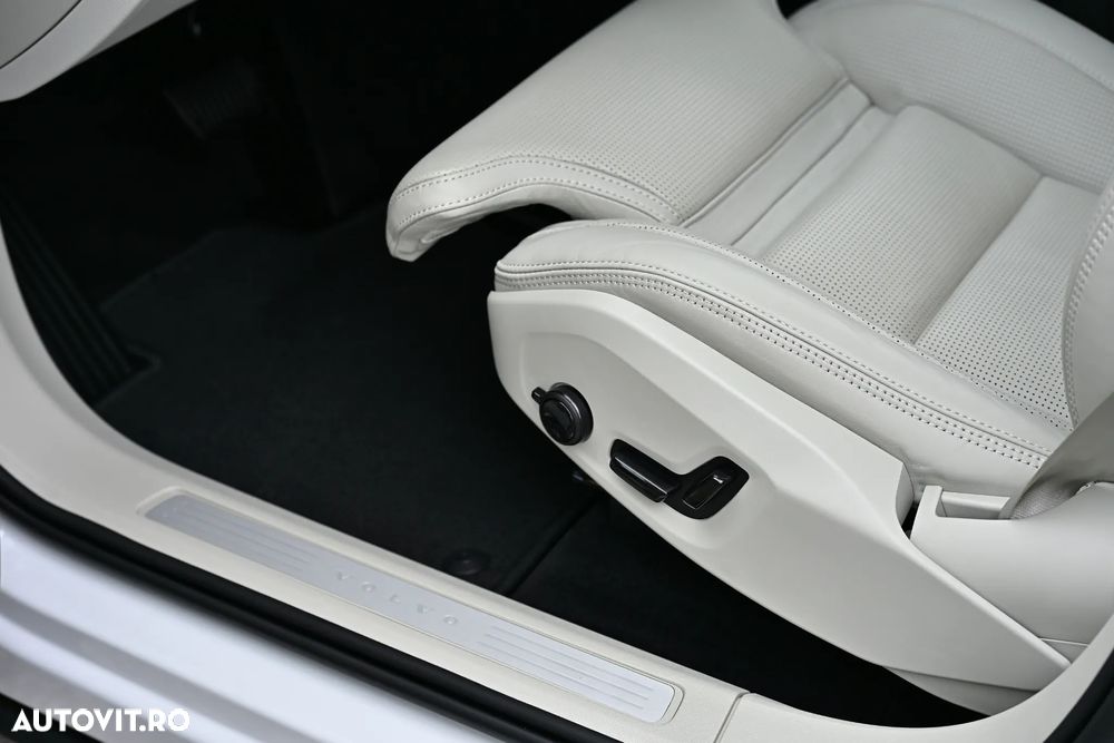 Volvo XC 60 B4 MHEV AT8 AWD Inscription - 25