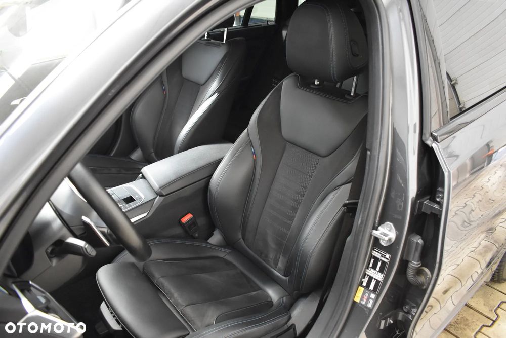 BMW Seria 3 330e M Sport - 24