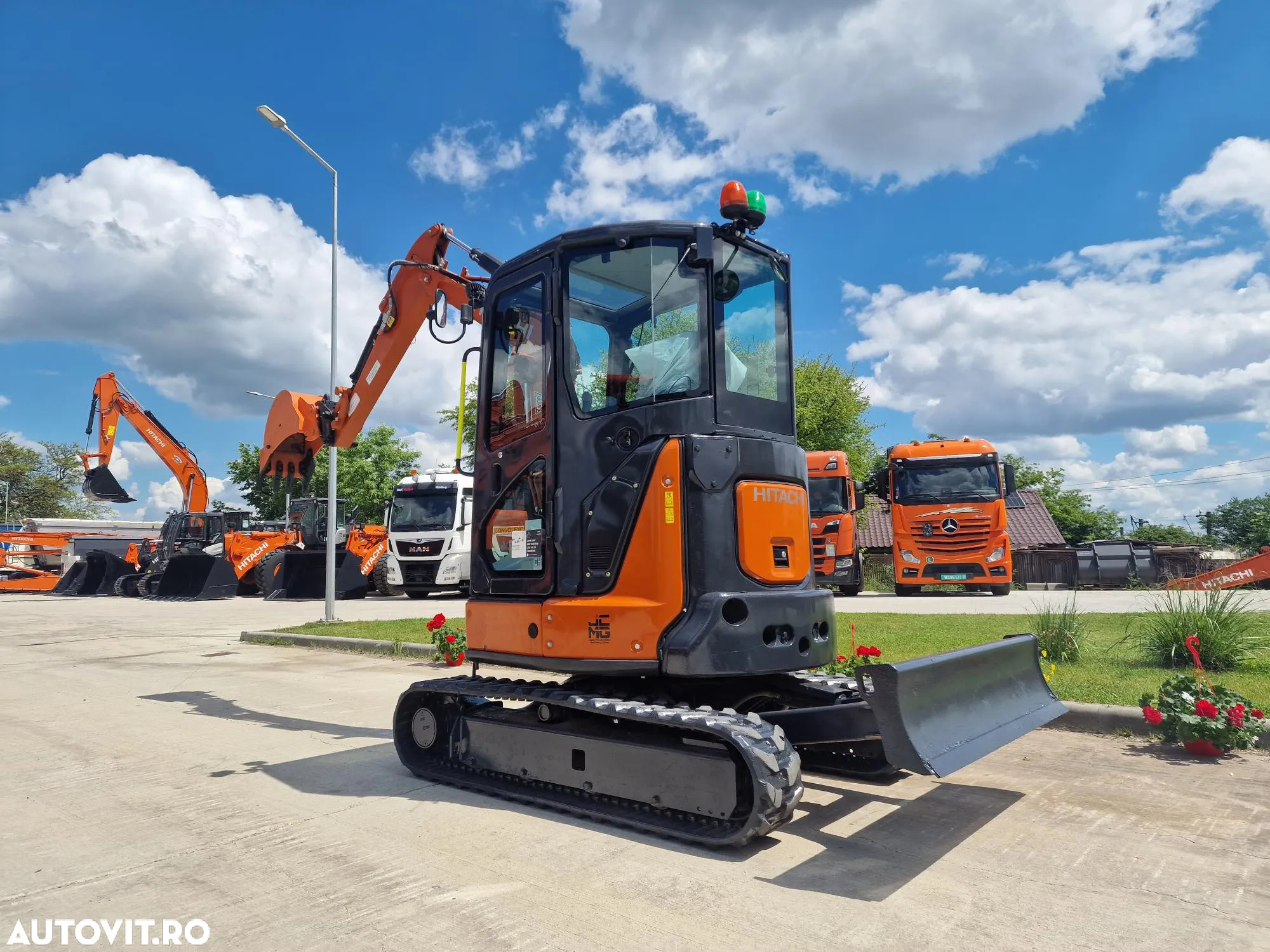Hitachi ZX33, 3,7 tone, 2023/05, 1.163h, CUPLA RAPIDA+3 CUPE NOI, Senile 80% bune, Instalatia de picon pe brate, Sistem antifurt, Aer conditioinat, adanc sapare 4mc, ridica tevi de 2,5tone, STARE FOARTE BUNA< CA NOU, posibilitate leasing 4 ani-36900 EUR+Tva - 3