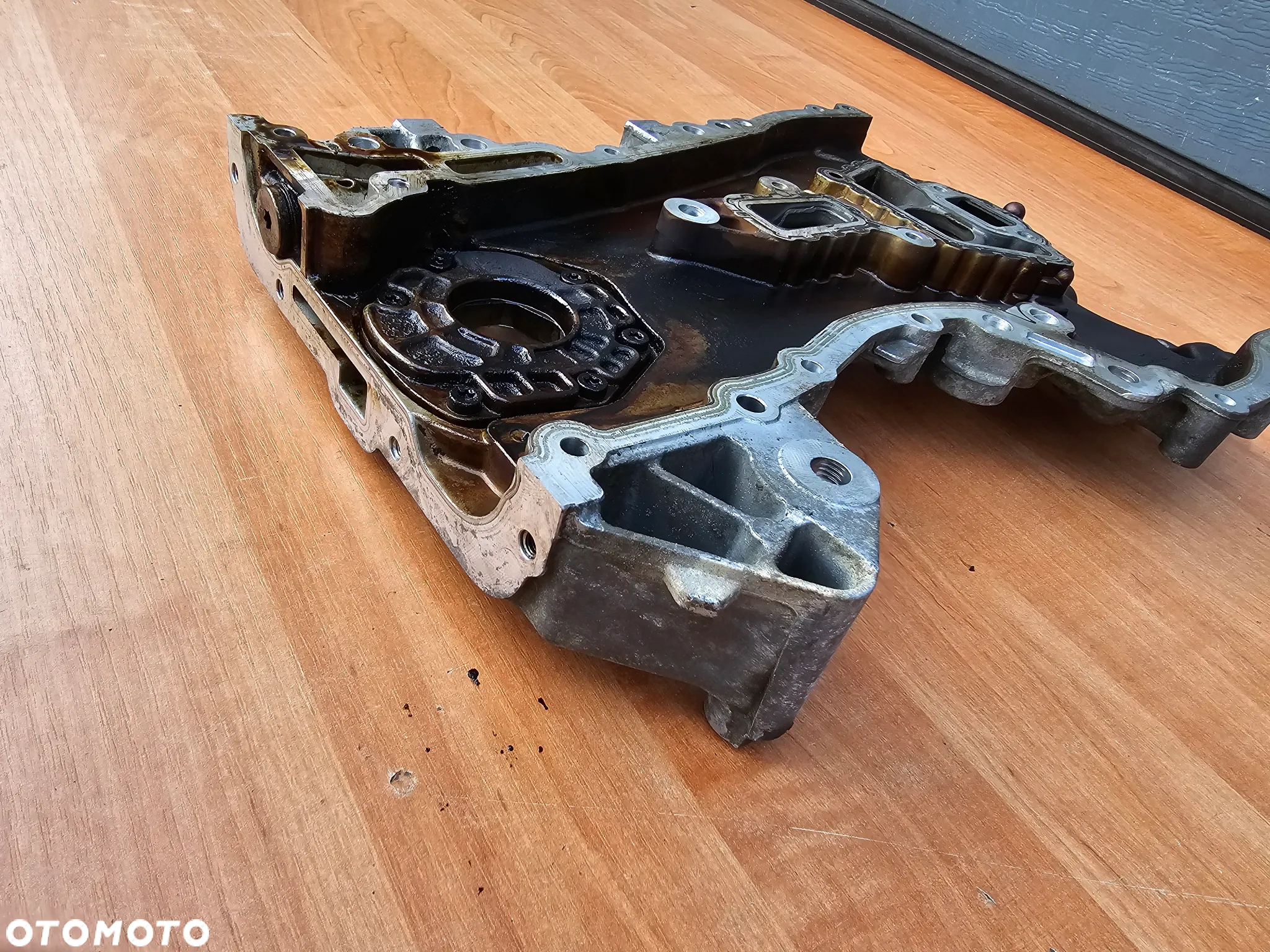 OBUDOWA OSŁONA ROZRZĄDU POMPA OLEJU OPEL MERIVA A CORSA D ASTRA G H COMBO TIGRA B AGILA 1.2 Z12XEP 1.4 Z14XEP 55556309 - 8