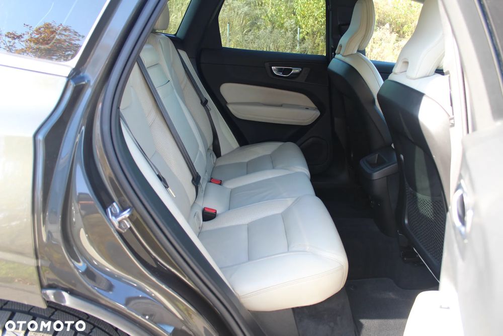 Volvo XC 60 B4 D AWD Geartronic Momentum Pro - 16