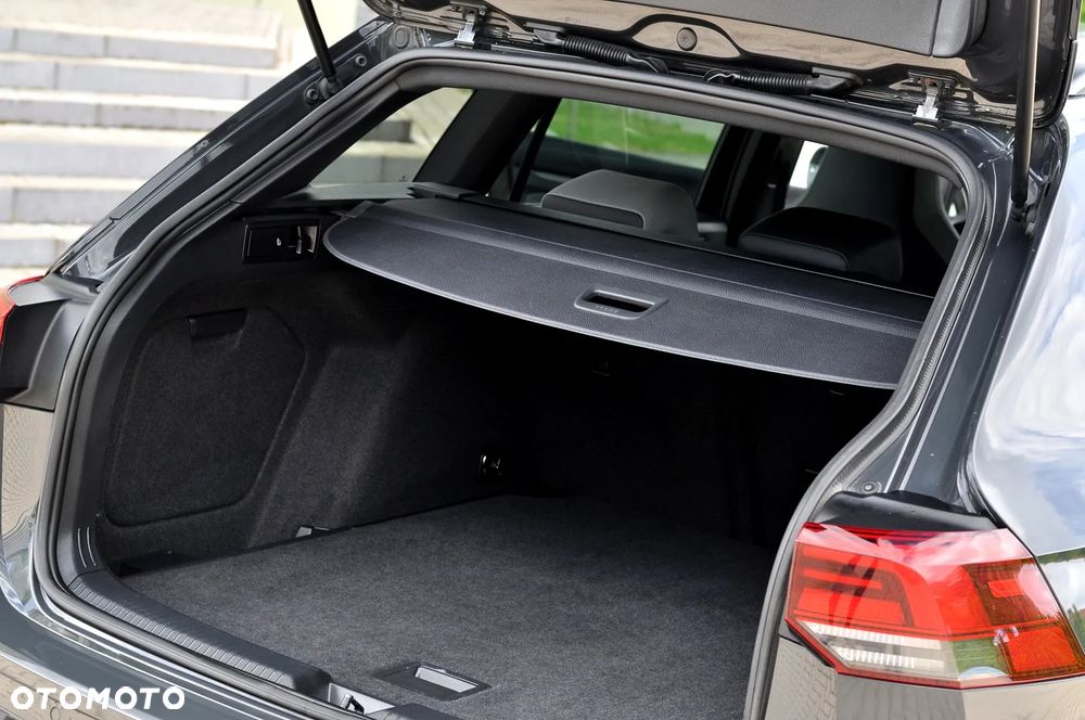 Volkswagen Golf 1.5 eTSI OPF DSG R-Line - 32