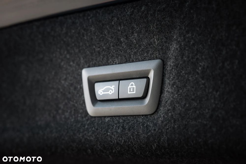 BMW Seria 3 330e M Sport sport - 16