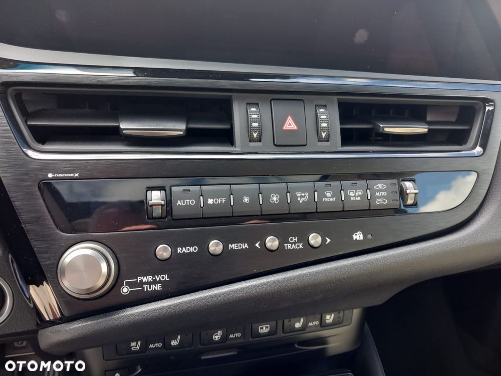 Lexus ES 300h Prestige - 23