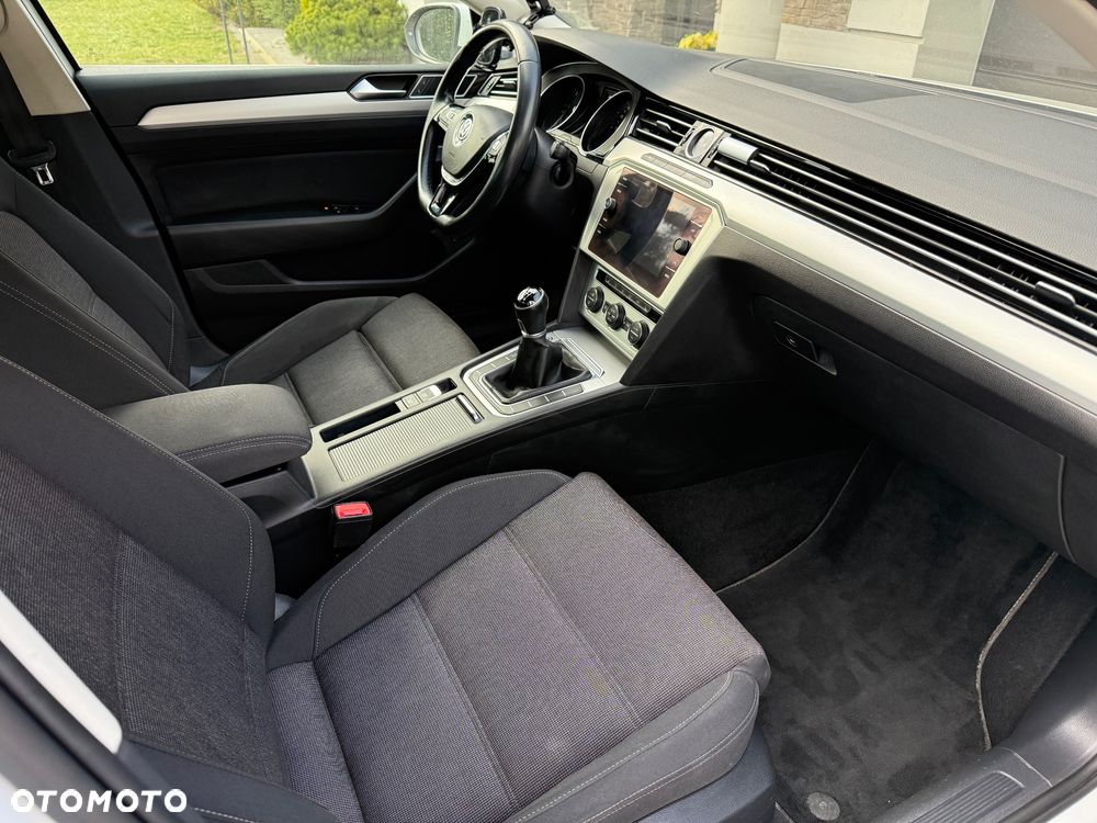 Volkswagen Passat - 11