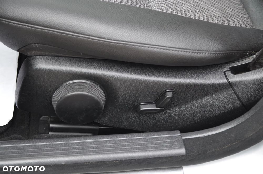 Mercedes-Benz Klasa C 180 CGI Automatik BlueEFFICIENCY Avantgarde - 21