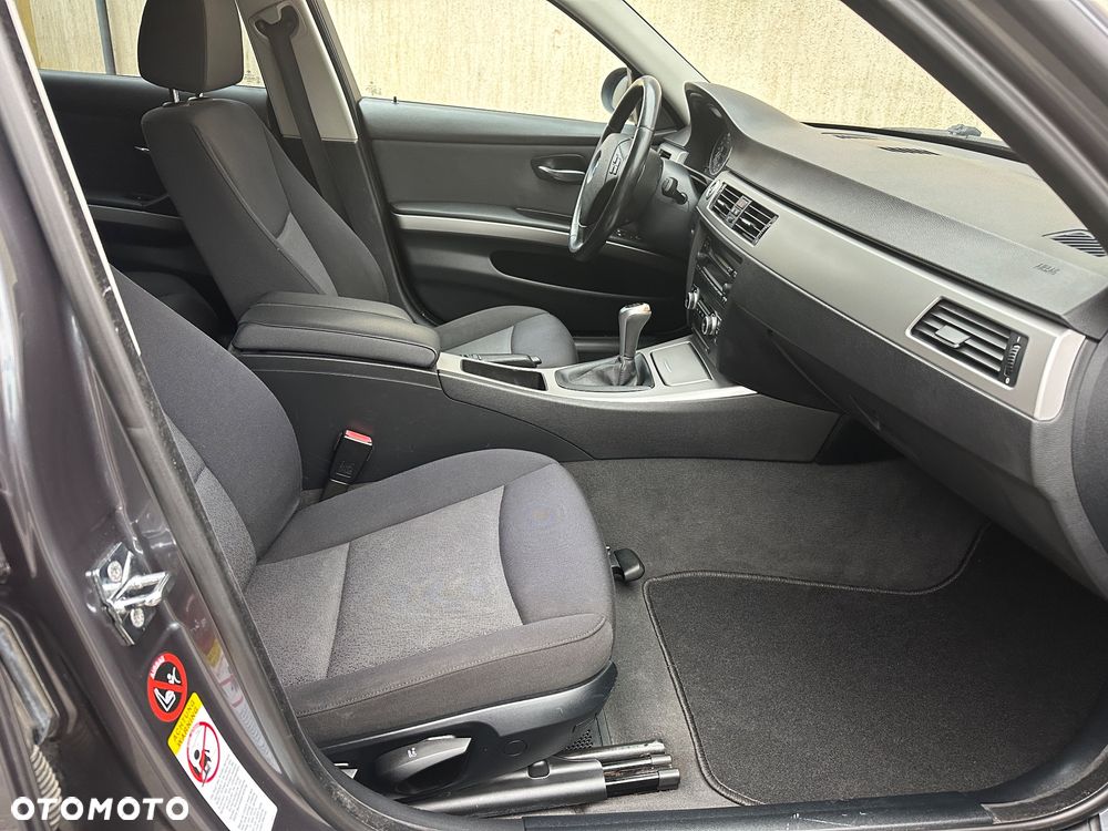 BMW Seria 3 320i - 25
