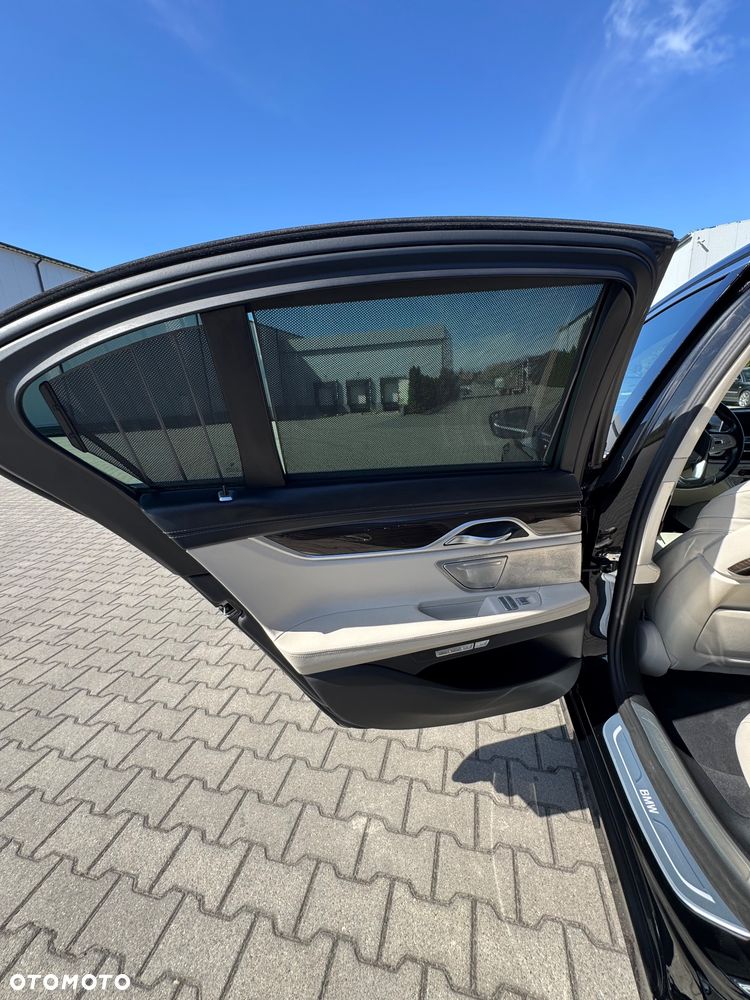 BMW Seria 7 750i xDrive - 38