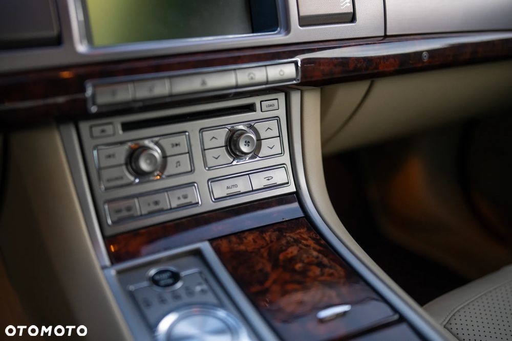 Jaguar XF 2.7 V6 D Premium Luxury - 32