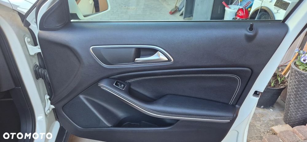 Mercedes-Benz GLA 180 7G-DCT - 15