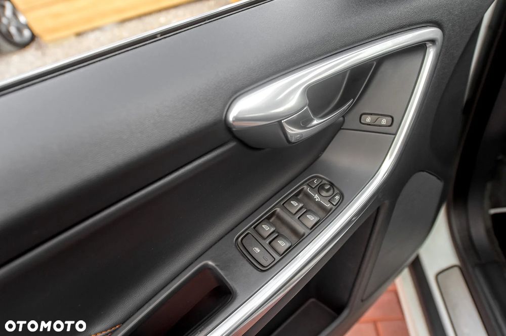 Volvo XC 60 D5 AWD Geartronic Ocean Race - 25