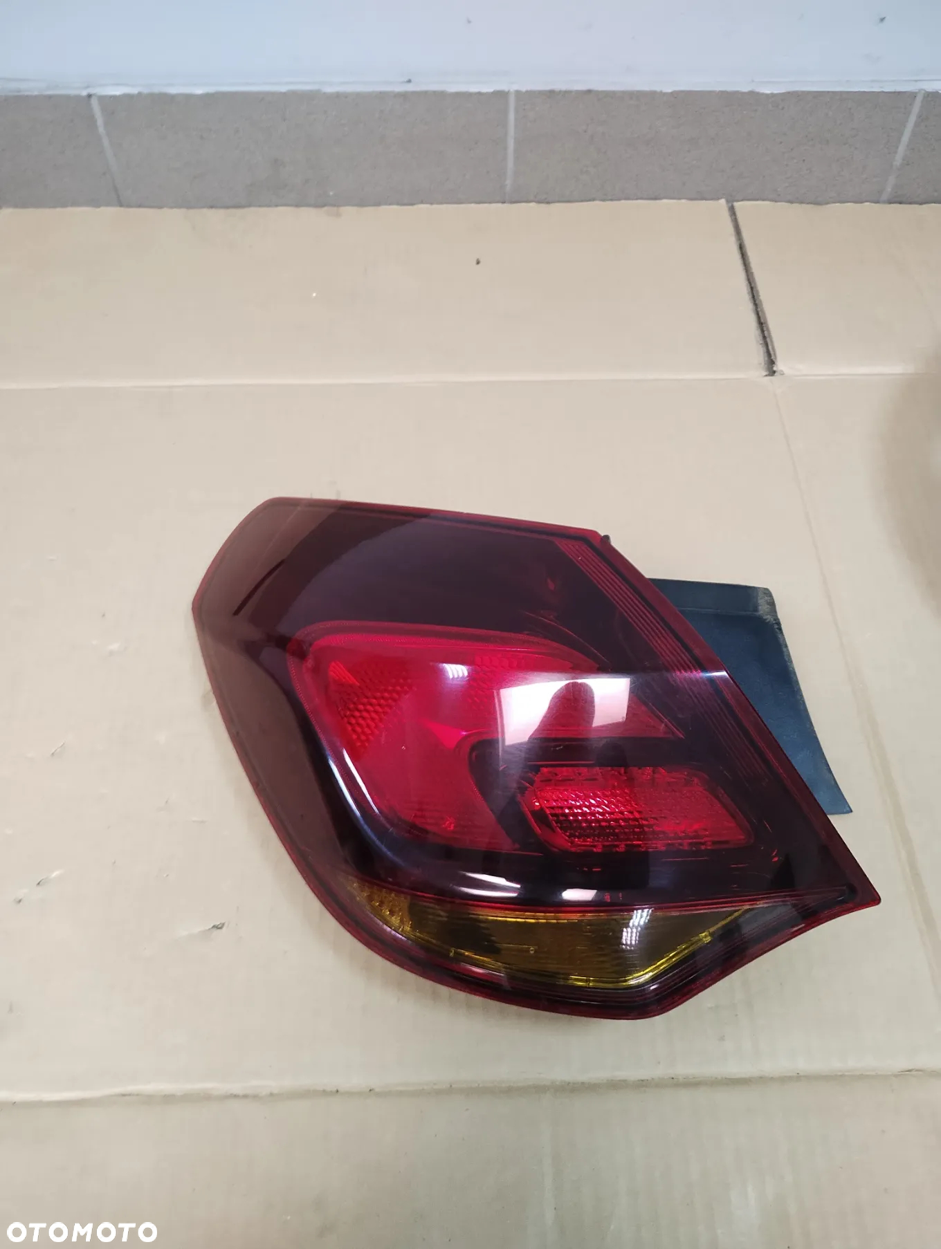 OPEL ASTRA J LAMPA LEWA TYLNA DYMIONA - 2