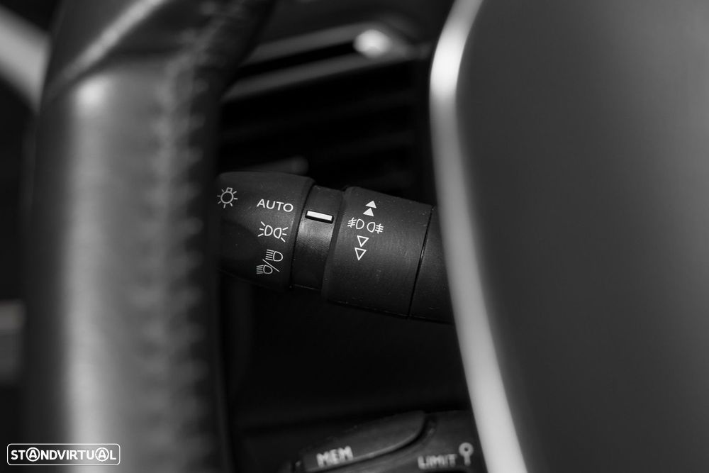 Peugeot e-2008 Allure - 34