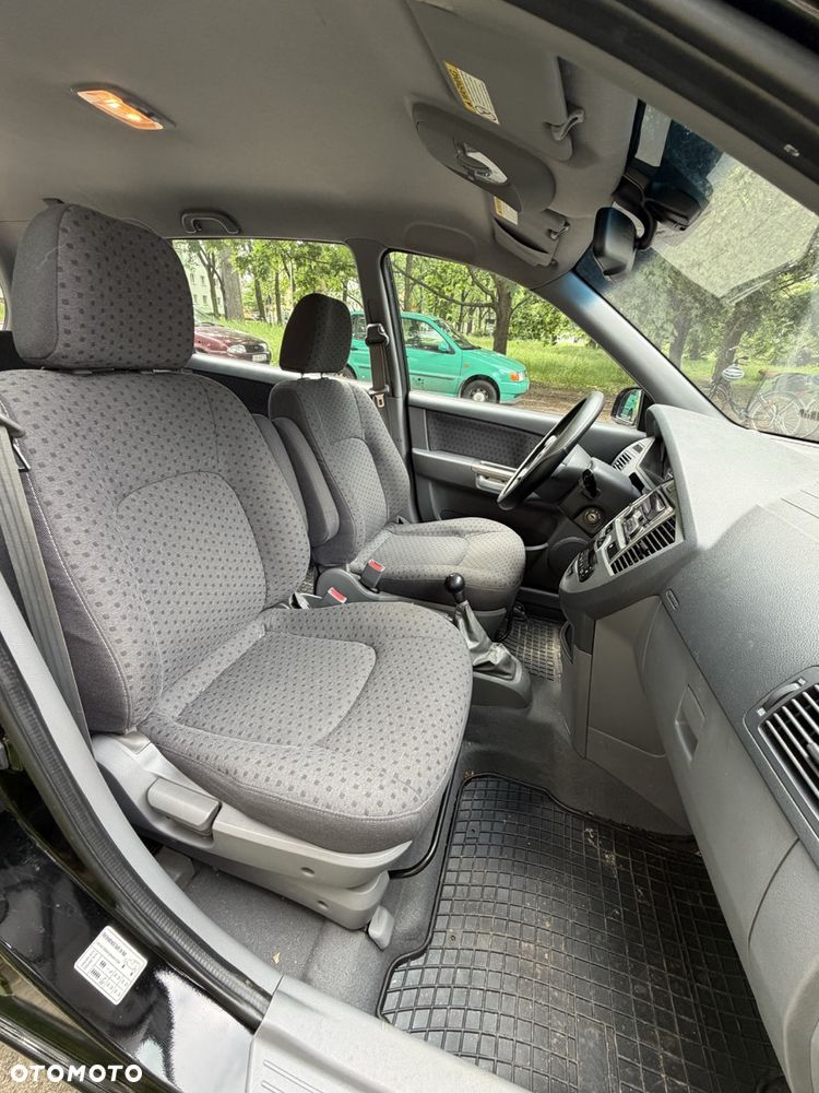 Kia Carens 2.0 EX - 17
