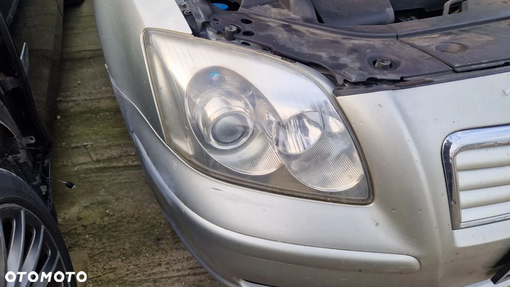 TOYOTA AVENSIS T25 LAMPA PRZEDNIA PRAWA - 1