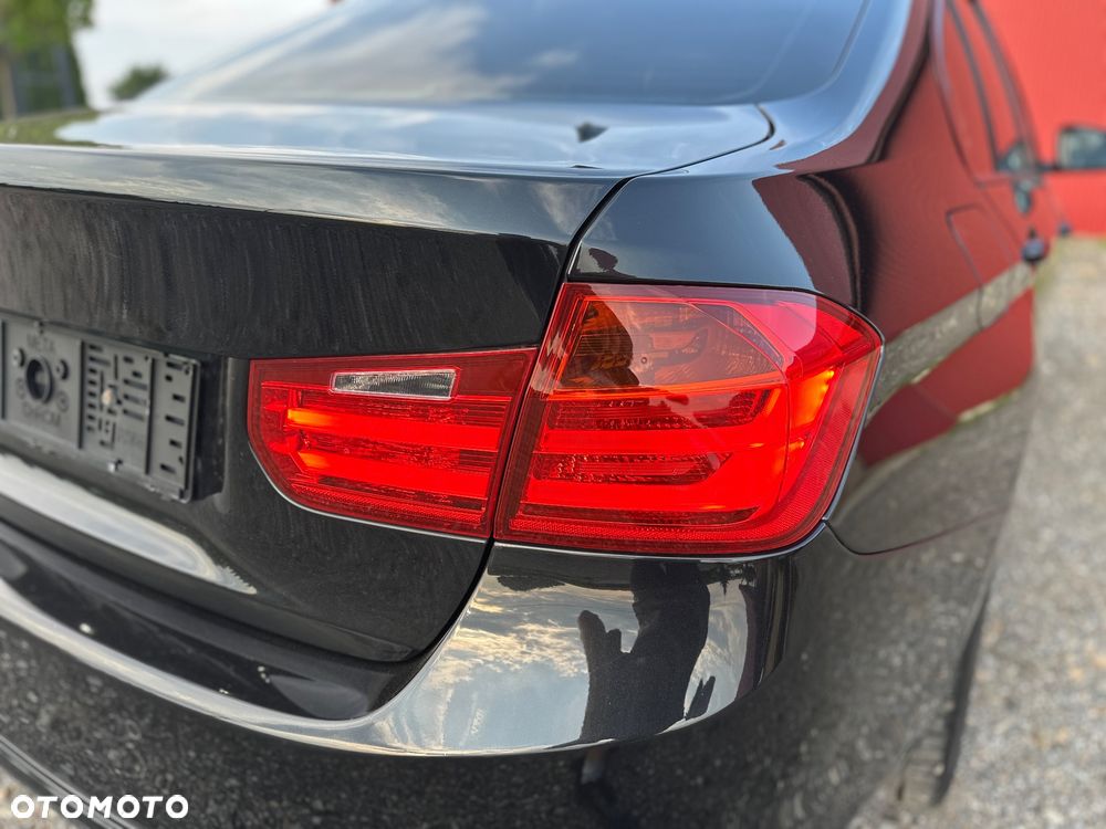 BMW Seria 3 328i Sport Line - 30