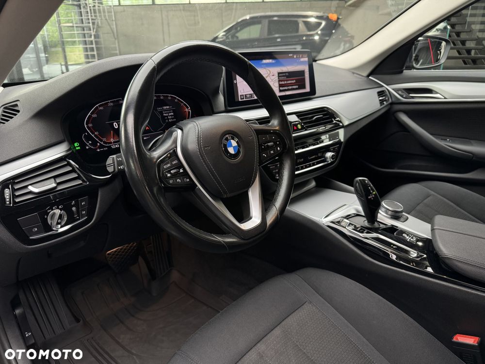 BMW Seria 5 520i mHEV - 10