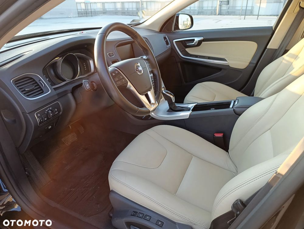 Volvo V60 Cross Country T5 AWD Summum - 8