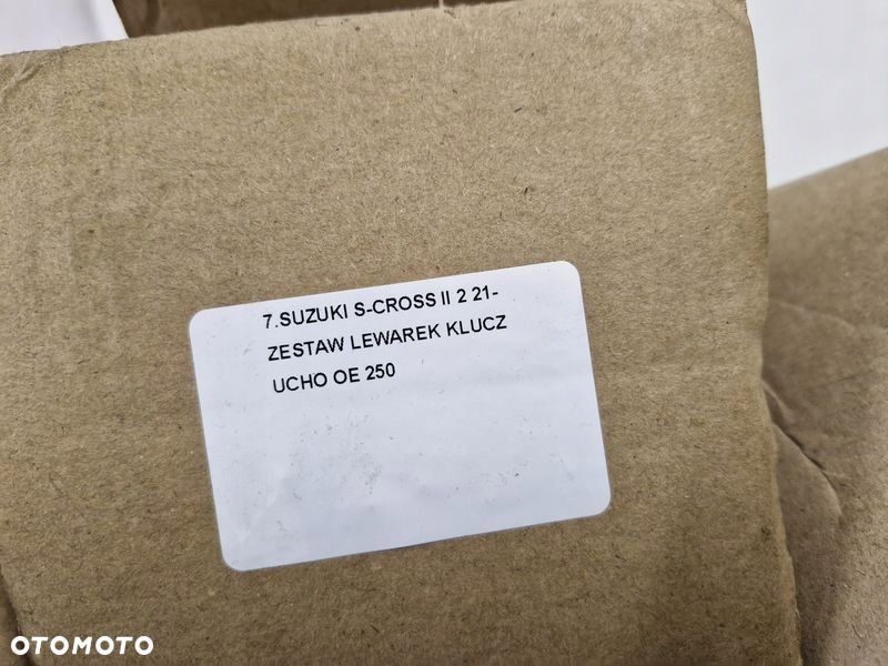 SUZUKI S-CROSS II 2 21- ZESTAW LEWAREK KLUCZ UCHO OE - 7