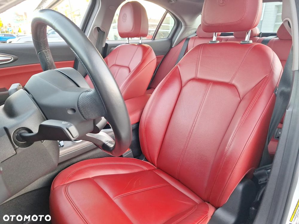 Alfa Romeo Giulia 2.0 Turbo 16V AT8-Q4 Ti - 11