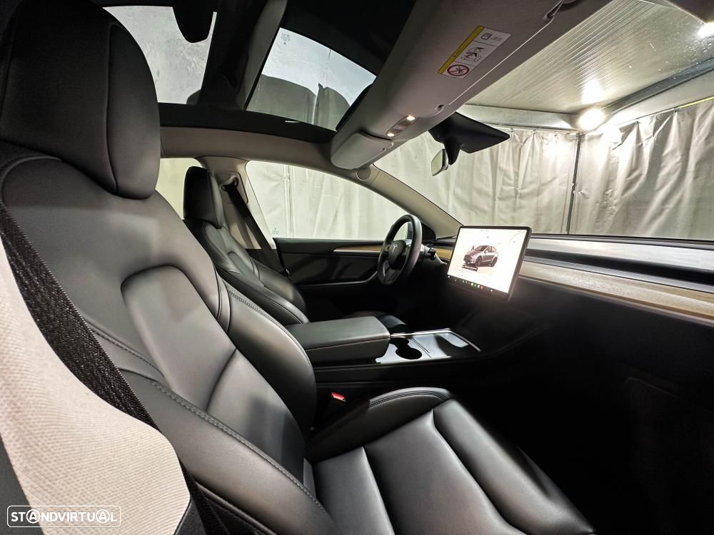 Tesla Model Y Performance Dual Motor AWD - 32