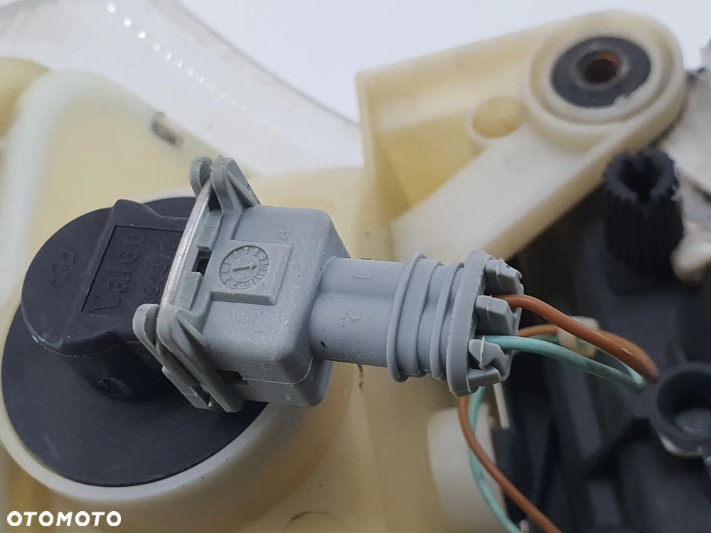 LAMPA PRAWA REFLEKTOR KIERUNKOWSKAZ  IVECO EUROCARGO - 10