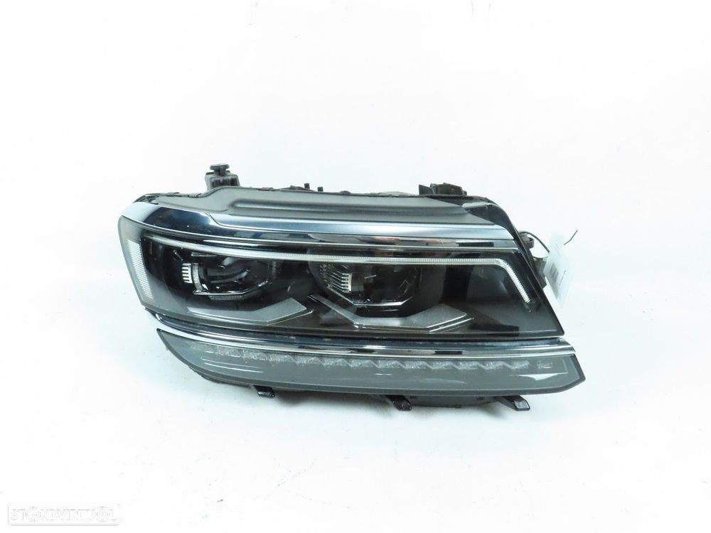 Farol Xenon Direito Seminovo/ Original VW TIGUAN (AD1) 5NB941082D / 5NB941114E - 1