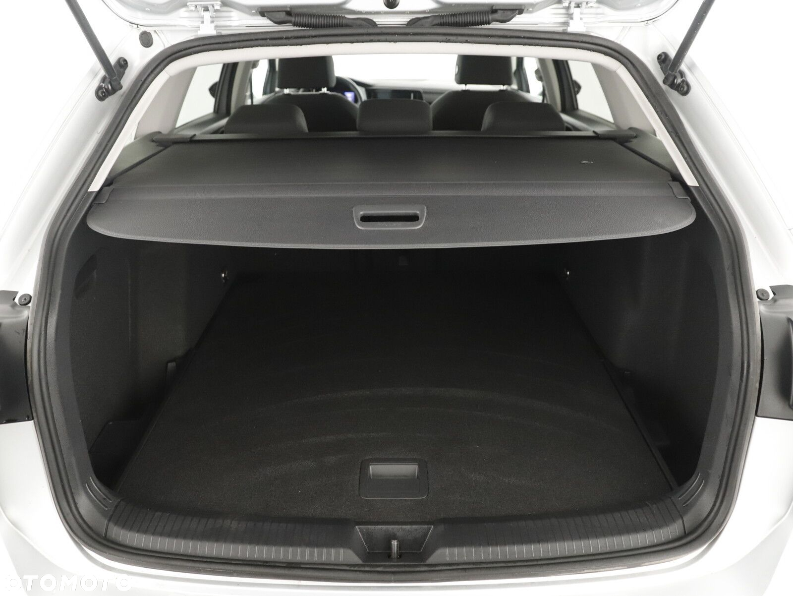 Volkswagen Golf VIII 2.0 TSI 4Motion Style DSG - 24