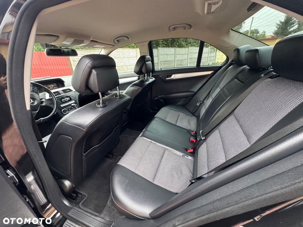 Mercedes-Benz Klasa C 180 BlueEFFICIENCY 7G-TRONIC Avantgarde - 32