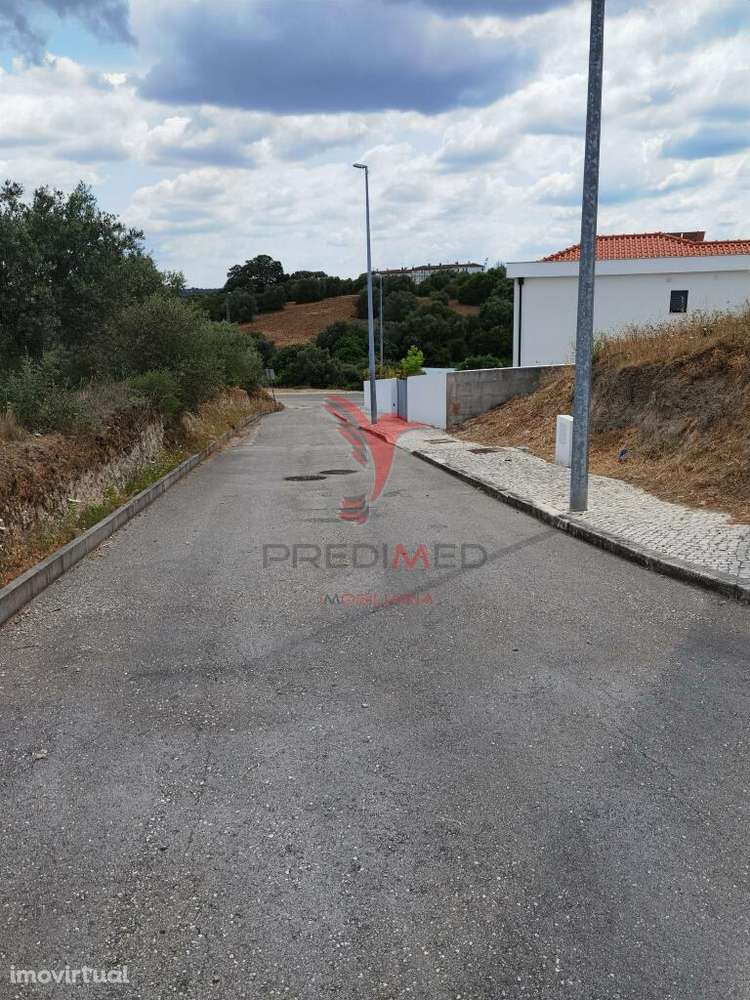 Terreno urbano com área total de 651,78m2 na localidade de Alcanena - Grande imagem: 2/12