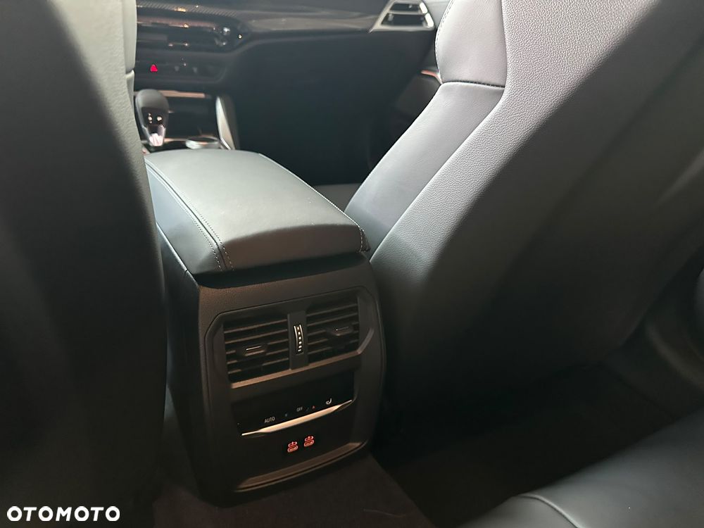 BMW M3 Competition M xDrive - 27