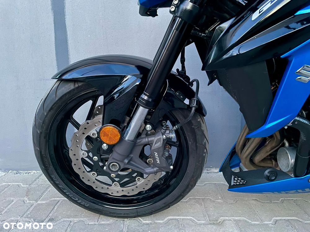 Suzuki GSX - 13