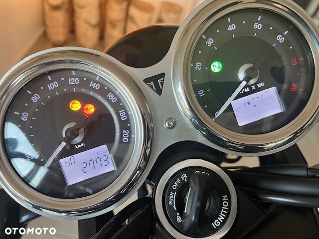 Triumph Bonneville - 4
