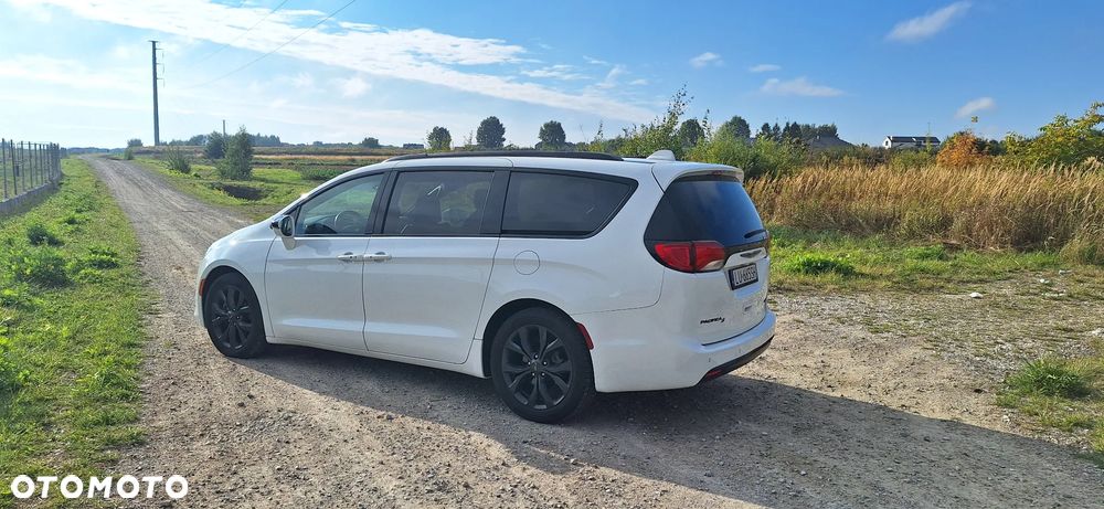 Chrysler Pacifica - 5