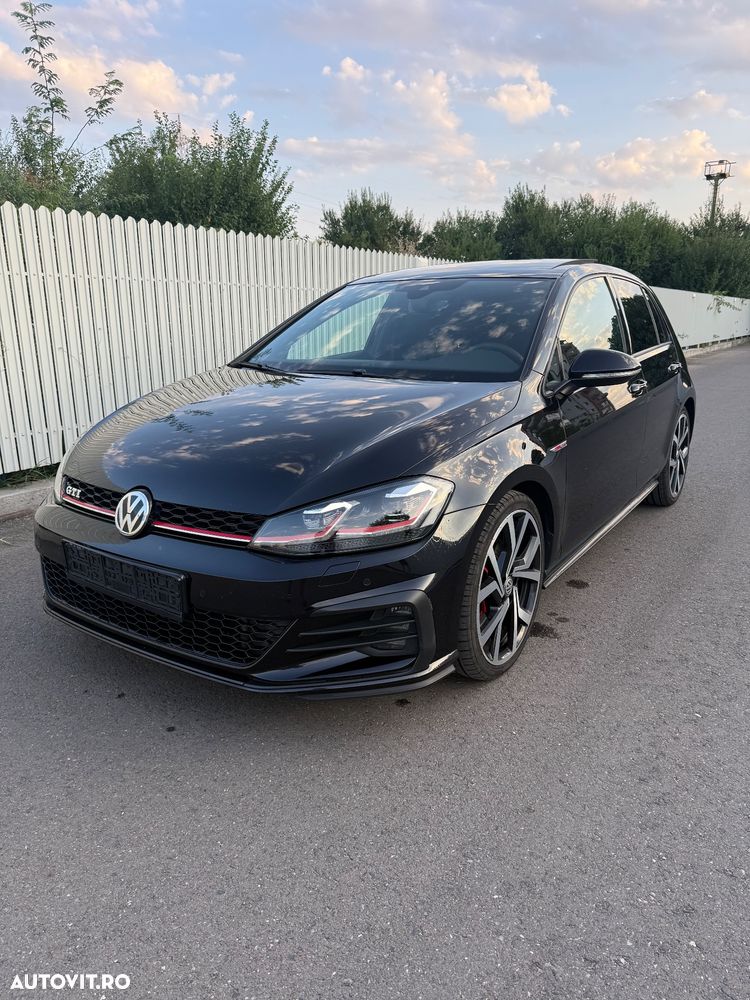 Volkswagen Golf - 1