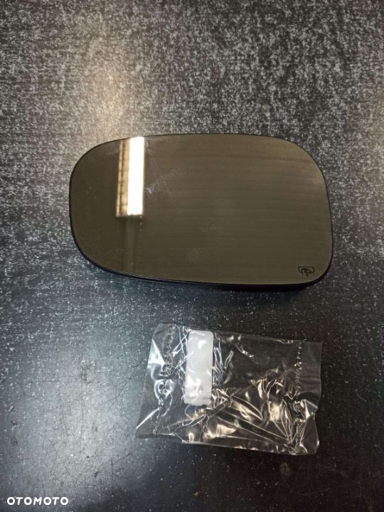 Szkło lusterka zewnętrznego Prawe (asferyczne,, chrom VOLVO C30, C70 II, S60 03.04-04.10 30762572 - 1