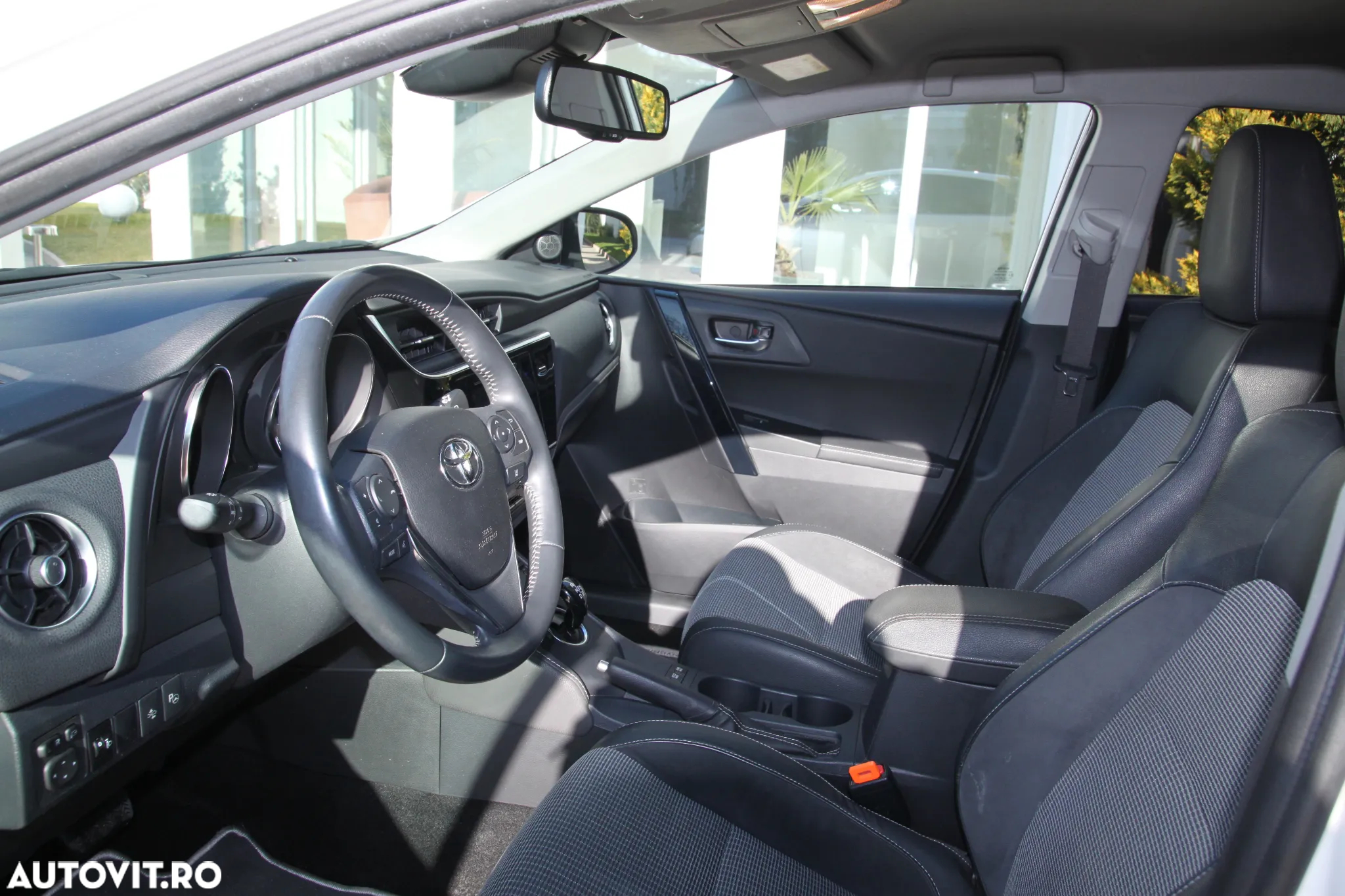 Toyota Auris 1.8 L VVT-i HSD Sol + - 24