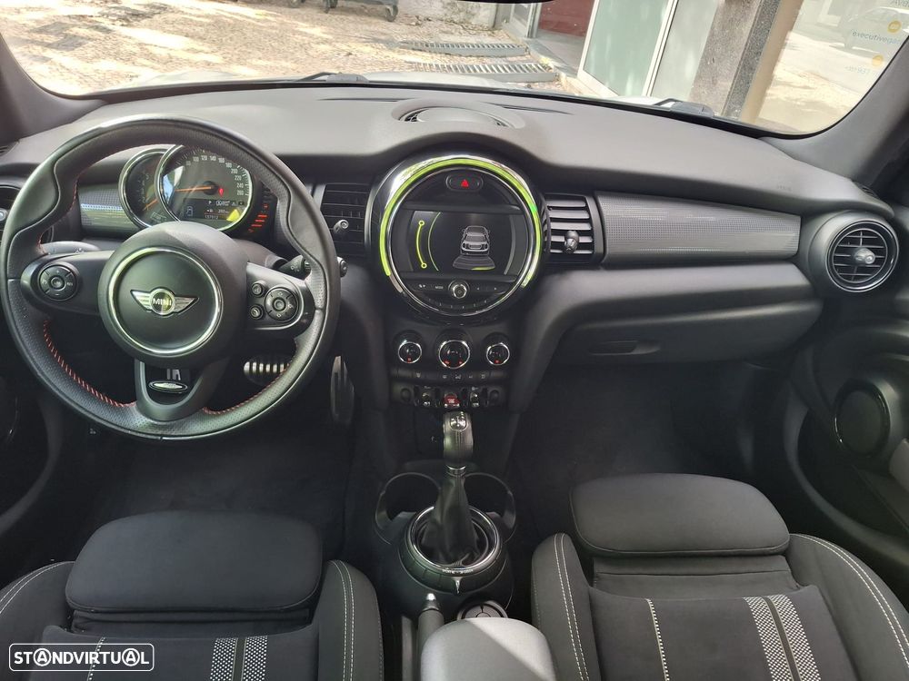 MINI 5 Portas Cooper D Auto - 13
