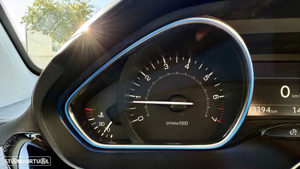 Peugeot 2008 1.2 PureTech Allure EAT6 - 37