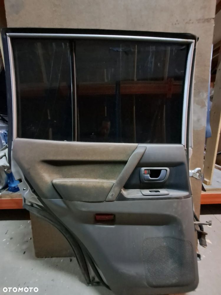 Drzwi Mitsubishi Pajero III 00-06' lewy tył (srebrne) - 2