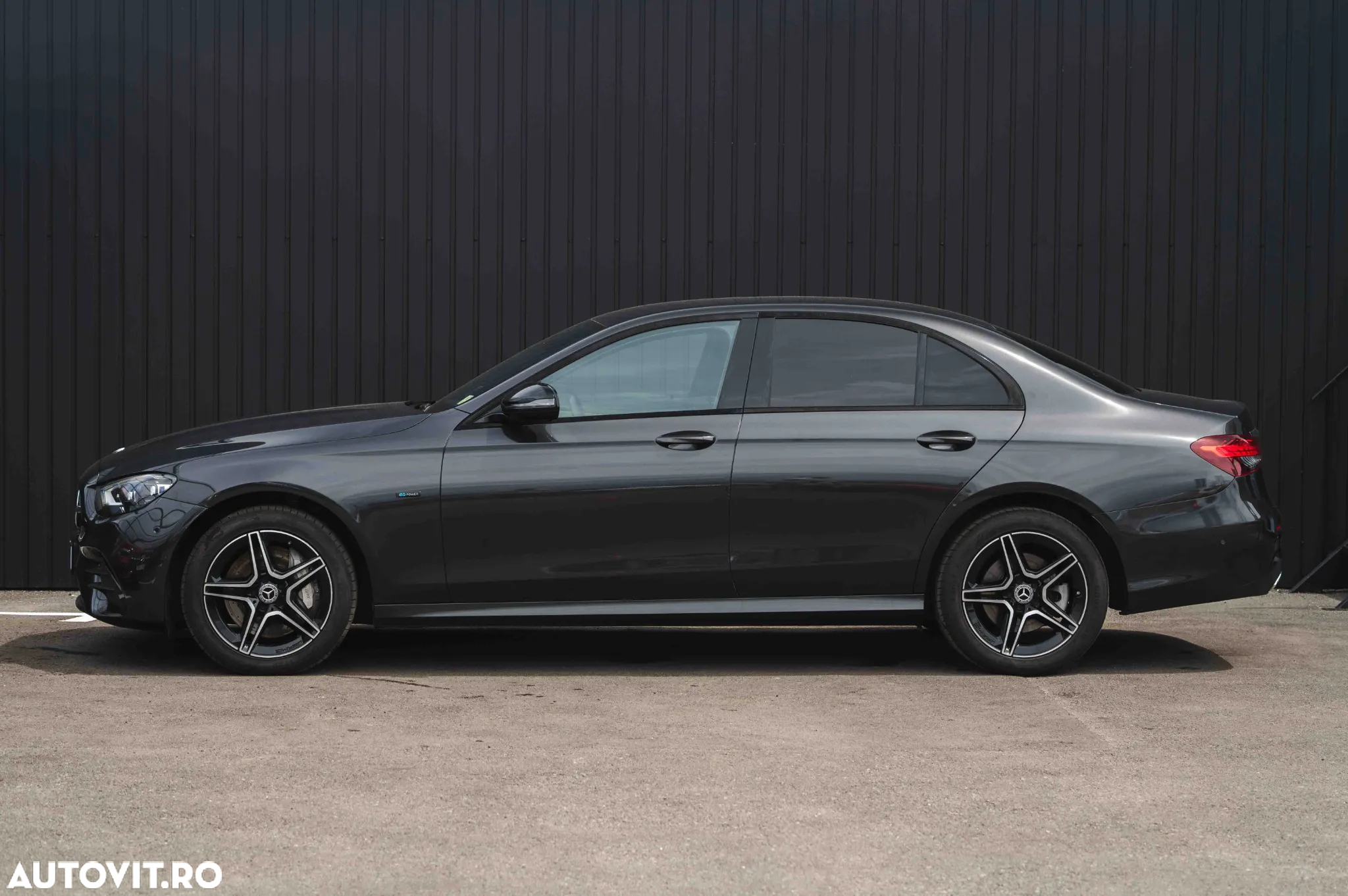 Mercedes-Benz E 300e 4Matic 9G-TRONIC Edition AMG Line - 9