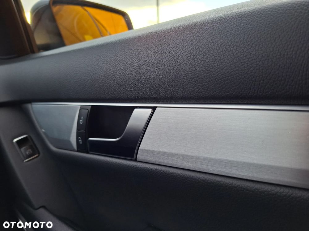 Mercedes-Benz Klasa C 180 CGI BlueEFFICIENCY Avantgarde - 34