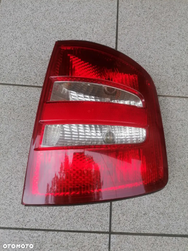 SKODA FABIA I 99-04 LAMPA TYLNA PRAWA KOMBI 6Y9945096B