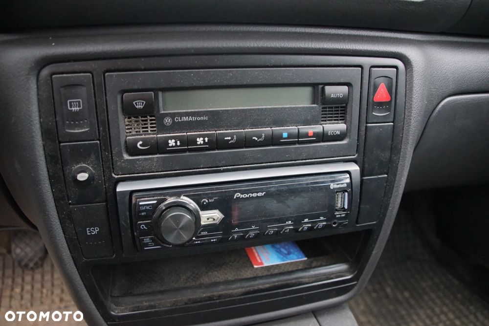 Auto na części - Volkswagen Passat B5 Lift 1.9 TDI 130 KM AWX GGB LA7T 2005R Silnik Skrzynia Drzwi Maska Klapa Zderzak Błotnik Szyba Lusterko Deska Kokpit Sterownik Moduł Czujnik Licznik Kierownica Panel - 11