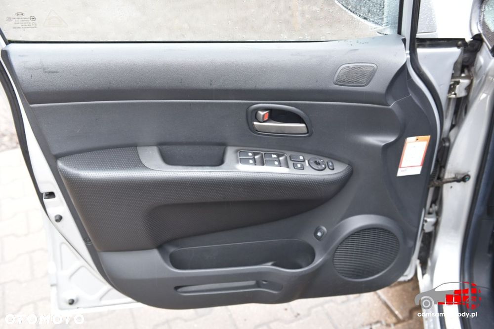 Kia Carens - 12